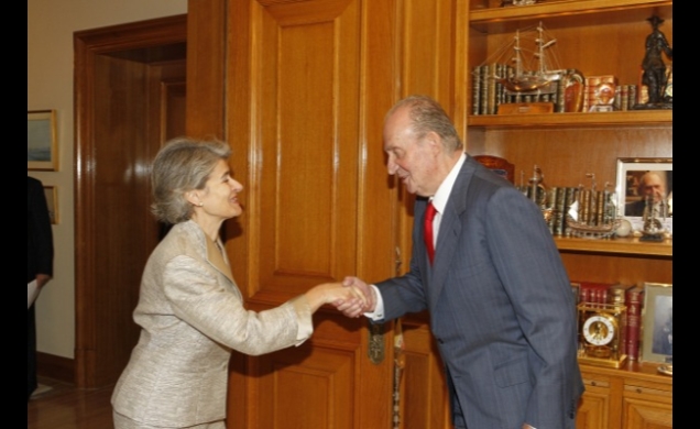 Su Majestad el Rey saluda a la directora general de la UNESCO