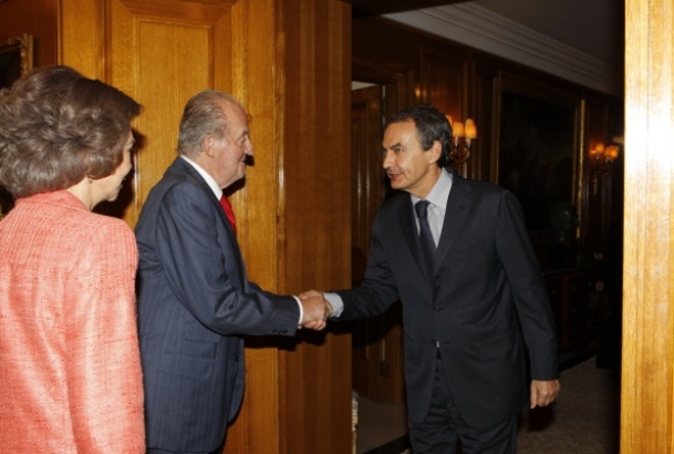 El presidente del Gobierno, José Luis Rodríguez Zapatero, saluda a Su Majestad el Rey en presencia de Su Majestad la Reina