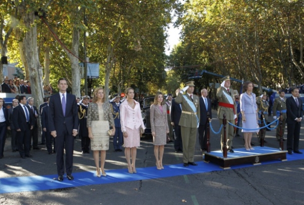 La Familia Real a su llegada, durante la interpretación del Himno Nacional