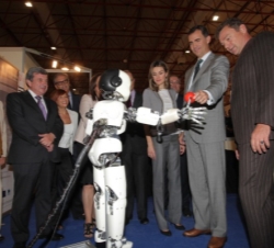 Don Felipe y Doña Letizia observan un robot durante la inauguración