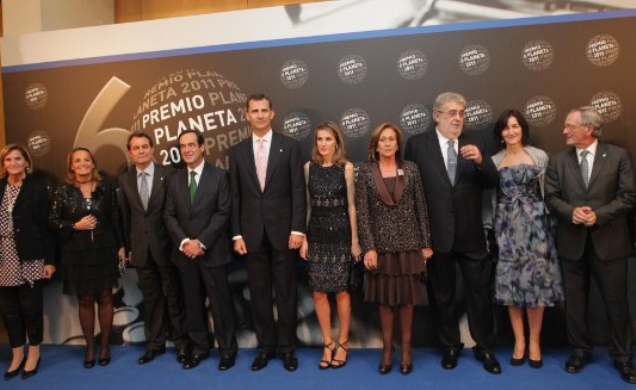 Los Príncipes de Asturias y de Girona a su llegada al Palau junto a personalidades