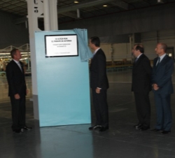 Don Felipe descubre una placa conmemorativa