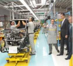 El Príncipe de Asturias durante la inauguración de la cadena de producción
