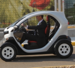Don Felipe conduciendo el Renault Twizy
