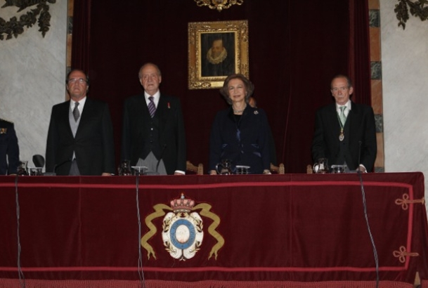Sus Majestades los Reyes, acompañados por el ministro de Educación y el director de la Real Academia Española