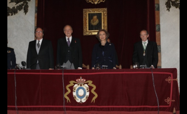 Sus Majestades los Reyes, acompañados por el ministro de Educación y el director de la Real Academia Española