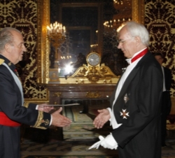 Su Majestad el Rey recibe la credencial del embajador de la República de Letonia