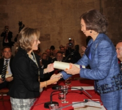 Su Majestad la Reina entrega uno de los galardones