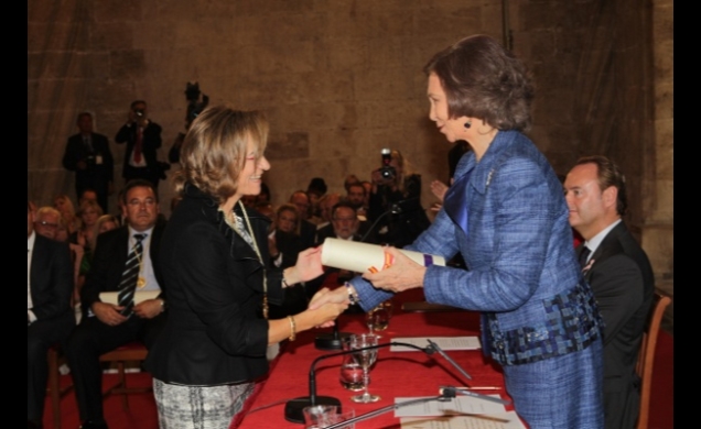 Su Majestad la Reina entrega uno de los galardones