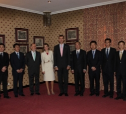 Don Felipe y Doña Letizia con la delegación de la ciudad china de Hangzhou