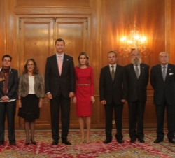 Don Felipe y Doña Letizia con los representantes de la Cofradía Nuestra Señora de la Esperanza de la Balesquida