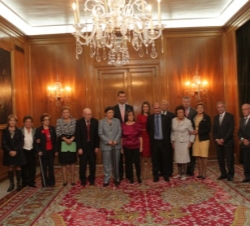 Sus Altezas Reales los Príncipes con los representantes de la Asociación Parkinson Asturias