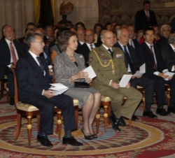 Su Majestad la Reina acompañada por el presidente del Consejo de Administración de Patrimonio Nacional, Nicolás Martínez-Fresno y el Jefe del Cuarto M