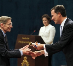 Don Felipe entrega a Bill Dayton el diploma