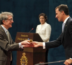 El Príncipe entrega el diploma a Howard Gardner