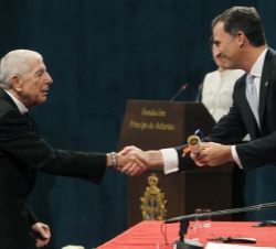 Don Felipe entrega a Leonard Cohen el diploma