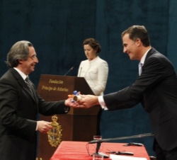 El Príncipe entrega el diploma a Riccardo Muti