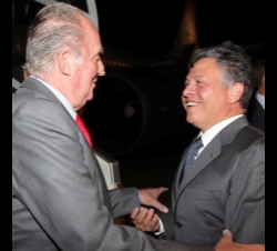 Don Juan Carlos es recibido por Su Majestad el Rey Abdullah II de Jordania a su llegada a Amman