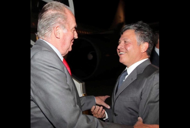 Don Juan Carlos es recibido por Su Majestad el Rey Abdullah II de Jordania a su llegada a Amman