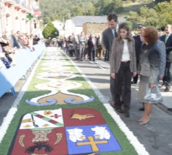 Sus Altezas Reales los Príncipes observan la alfombra floral realizada por la Asociacion de Mujeres Rurales Renacer