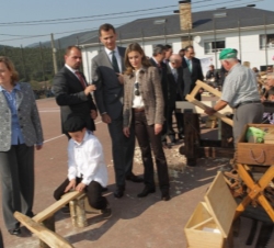 Don Felipe y Doña Letizia observan los objetos elaborados por los miembros de la Asociación de Tercera Edad San Salvador