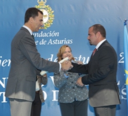 El Príncipe de Asturias entrega el premio aÁngel Prieto, como representante de las Asociaciones de San Tirso de Abres