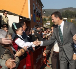 Don Felipe saluda a un niño a su llegada a San Tirso de Abres
