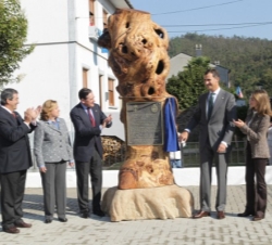 Don Felipe descubre, en presencia de Doña Letizia, una placa conmemorativa de la visita