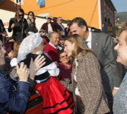 Los Príncipes saludan a una niña a su llegada al Municipio