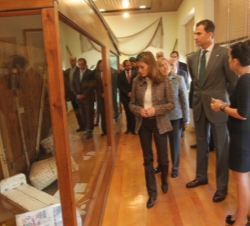 Don Felipe y Doña Letizia durante su visita al Centro de Interpretación de la Pesca en el Eo