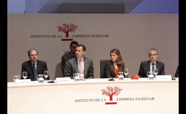 Sus Altezas Reales acompañados por el presidente de la Junta de Castilla y León, Juan Vicente Herrera y el ministro de la Presidencia, Ramón Jáuregui