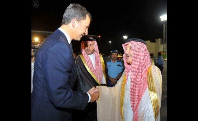 Don Felipe saluda a su llegada a Riad, al Gobernador de la Región de Riad, Príncipe Salman bin Abdulaziz Al-Saud