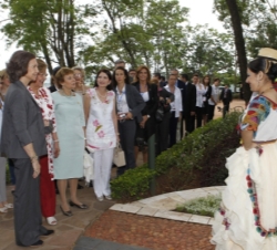 La comitiva de Primeras Damas presencia un espectáculo artístico