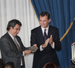 Don Felipe hace entrega del galardón a Miguel Mora