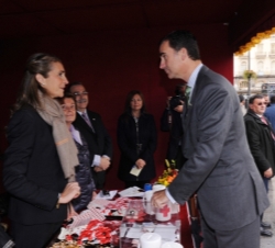 Doña Elena impone la insignia al Príncipe de Asturias
