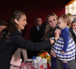 Su Alteza impone la insignia a una niña