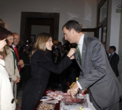 Doña Letizia impone la insignia al Príncipe de Asturias