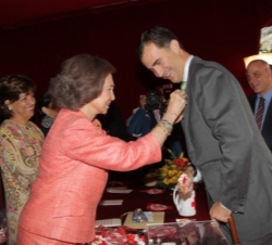 Doña Sofía impone la insignia al Príncipe de Asturias
