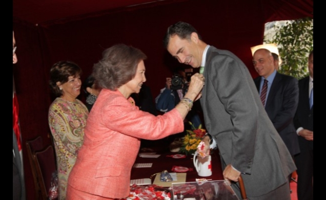 Doña Sofía impone la insignia al Príncipe de Asturias
