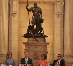 Mesa presidencial del acto