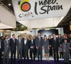 Los Príncipes a su paso por el expositor de Turespaña