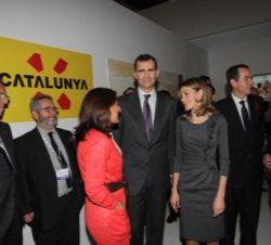 El Príncipe y la Princesa a su paso por el expositor de Cataluña