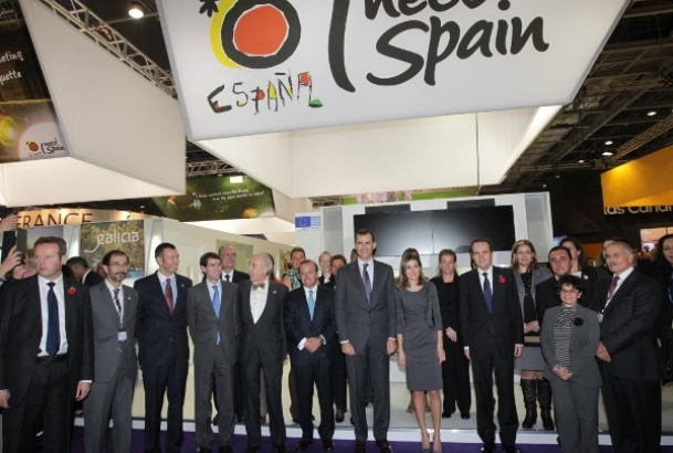 Los Príncipes a su paso por el expositor de Turespaña