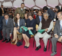 Su Majestad y Muhammad Yunus con el pañuelo entregado por el Consejo de la Infancia