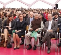 La Reina junto a las autoridades asistentes al encuentro