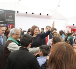 Doña Sofía saluda al terminar el acto