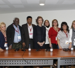 La Reina con el grupo de ponentes en la sesión