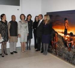 Doña Sofía durante su recorrido por la exposición fotográfica'Infancia'