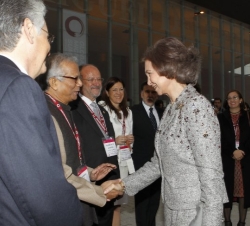 Su Majestad la Reina recibe el saludo de Muhammad Yunus