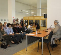 Su Majestad la Reina escucha las explicaciones de Mohamed Yunnus